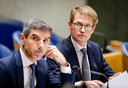 Staatssecretaris Paul Blokhuis (Volksgezondheid) en minister Sander Dekker (Rechtsbescherming) tijdens het debat over de fouten die zijn gemaakt rond de Amsterdamse metromoord.