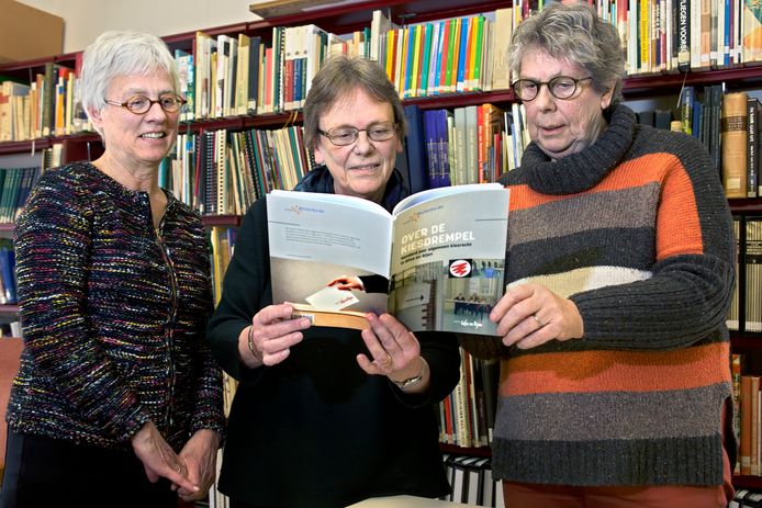 Nel de Wit, Mariëlle van Hezewijk en Jeanne de Hoon schreven een boek over 100 jaar kiesrecht, onderdeel van een expositie over hetzelfde onderwerp binnen de gemeente Gilze Rijen.