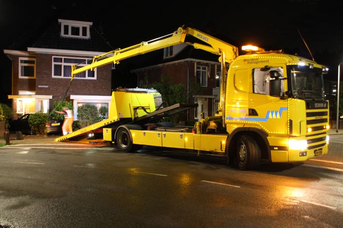 Een auto is zondagavond op de Rohofstraat in Almelo uit de bocht gevlogen. De auto kwam tot stilstand in een voortuin. De bestuurder is door de politie meegenomen.