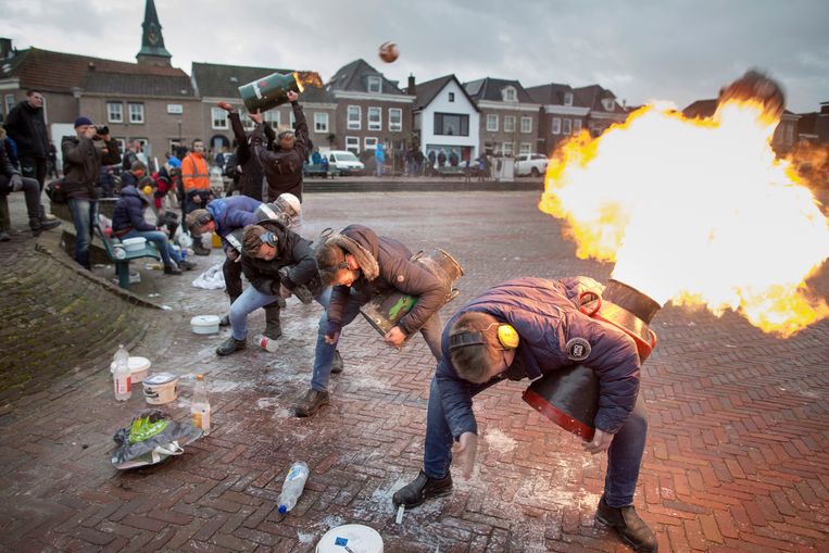 Oudjaarsdag op het Havenplein in Genemuiden, 2017. Beeld Herman Engbers
