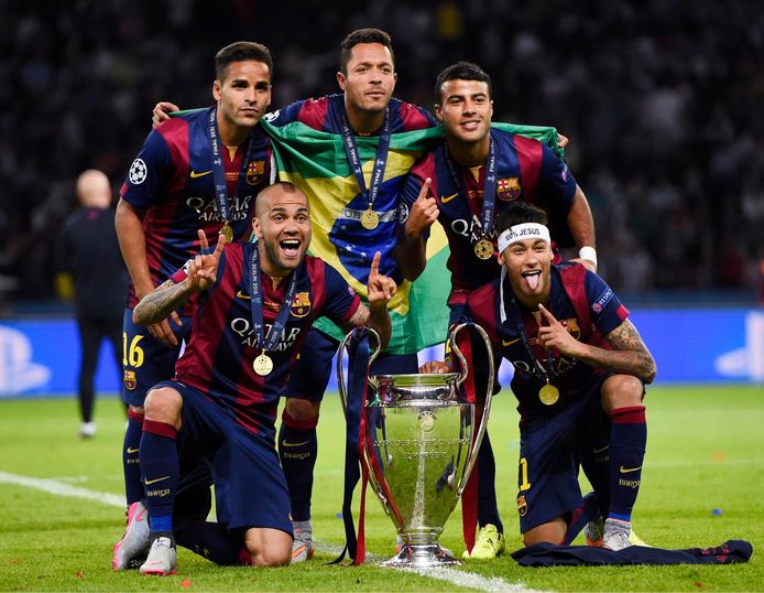 Adriano, centraal bovenaan, met zijn Braziliaanse ploegmaats bij Barcelona nadat ze in 2015 de Champions League wonnen. U herkent ook Douglas, Rafinha, Dani Alves en Neymar Jr.