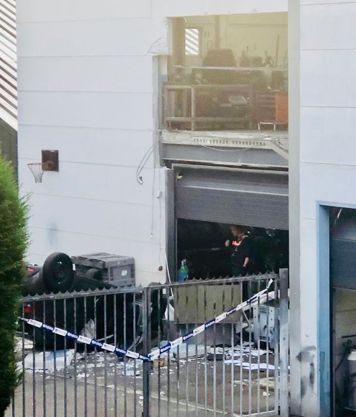 De garagist maakte een fout manoeuvre en belandde met de wagen een verdieping lager.