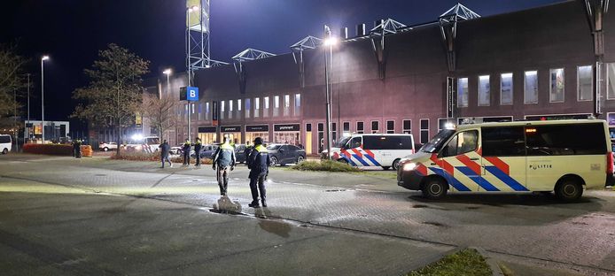 Vooralsnog is het rustig bij het stadion bij PEC Zwolle, maar uit voorzorg is er een grote politiemacht op de been.