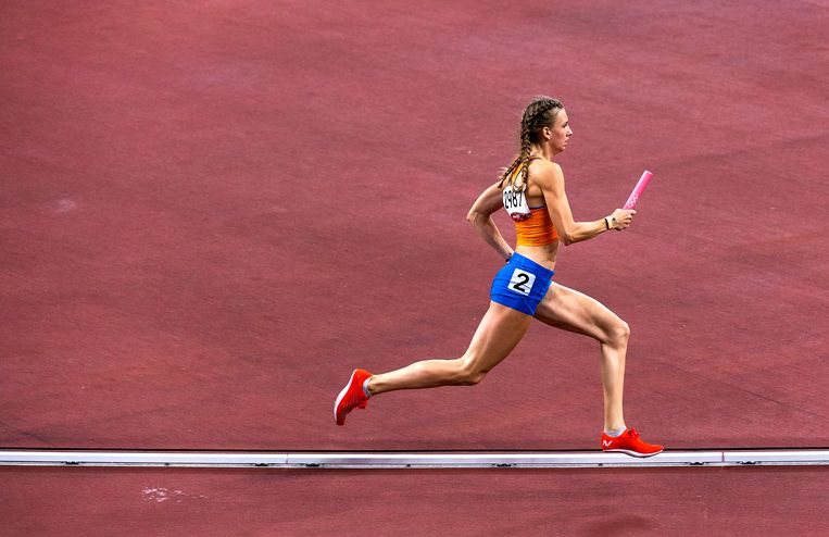Femke Bol als slotloper op de 4 x 400 meter op de Spelen van Tokio. De Nederlandse vrouwen finishten als zesde in de finale. Beeld Klaas Jan van der Weij / de Volkskrant