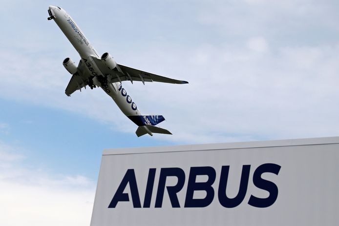 Een Airbus A350-1000 tijdens de internationale vliegshow in Parijs