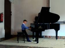 Tobias Alberts (7) uit Enschede is een natuurtalent op de piano
