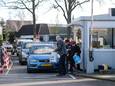 Een lange rij met auto's voor de ingang van het afvalbrengpunt aan de Duivense Ploenstraat. De foto is gemaakt op nieuwjaarsdag in 2019, toen veel mensen vuurwerkafval kwamen inleveren.