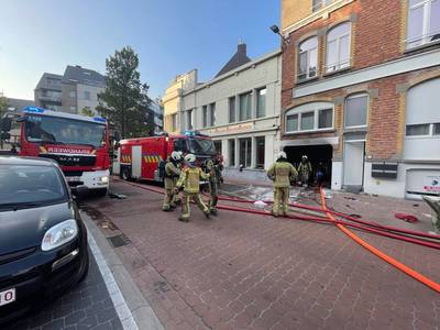 Zware brand verwoest bromfiets en wagens in ondergrondse garage in Oostende