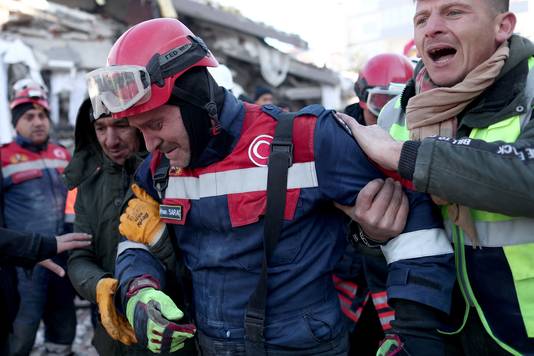 Reddingswerkers in Kahramanmaras reageren nadat ze een man nog levend uit het puin hebben kunnen trekken.