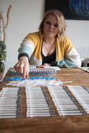 Jacqueline legt haar gebruikte medicatiespuiten op een rijtje.