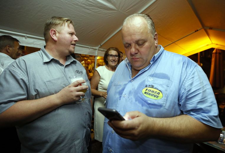 Guy D'haeseleer (R) van Forza Ninove. Beeld BELGA