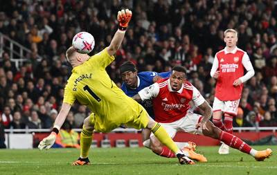 Arsenal overklast Chelsea met drie goals en klimt boven City opnieuw naar leiding,