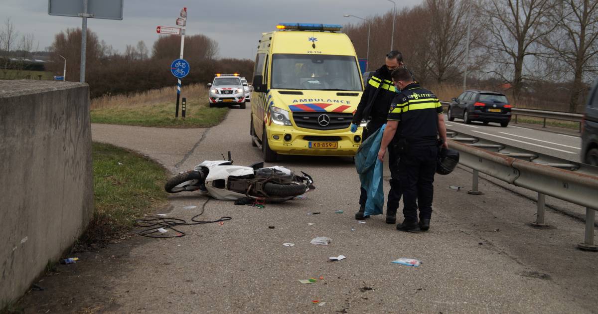 Scooterrijder gewond na botsing tegen brug in Wijk en Aalburg.