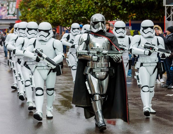 Je loopt Captain Phasma en haar stormtroopers zomaar tegen het lijf in het park.
