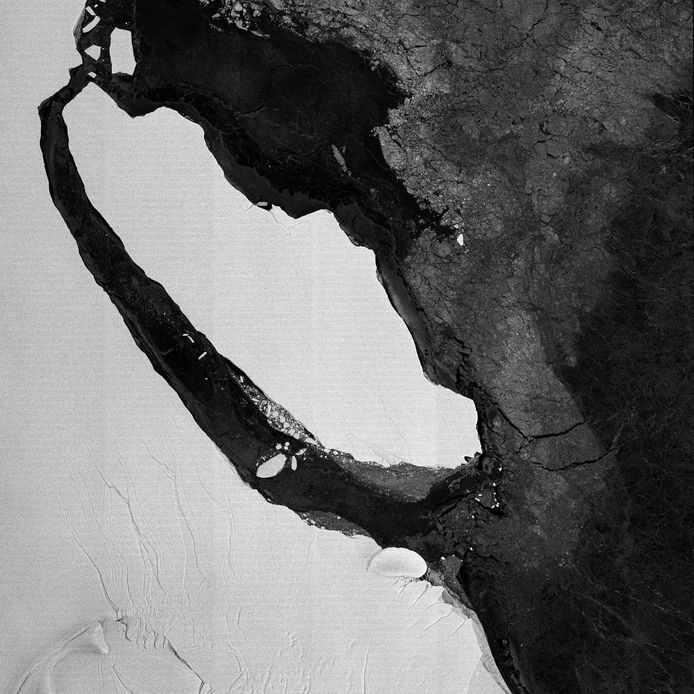 Een satellietbeeld toont hoe de ijsschots van meer dan 5.000 vierkante kilometer zich stilaan losmaakt van de Larsen C-ijsplaat.