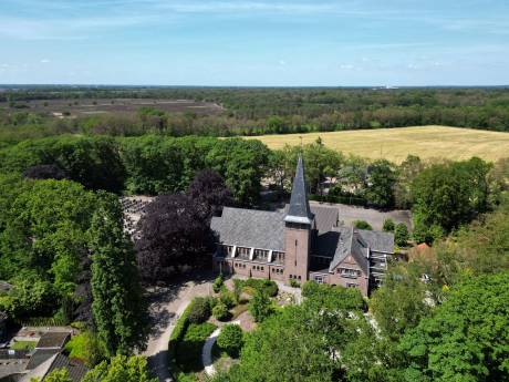 Tot anderhalve eeuw geleden woestenij, nu rijdt bijna iedereen zonder het te weten langs deze Twentse plaats