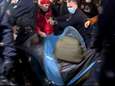 Tentenkamp in Parijs hardhandig ontruimd: politie gooit migranten letterlijk uit hun tent