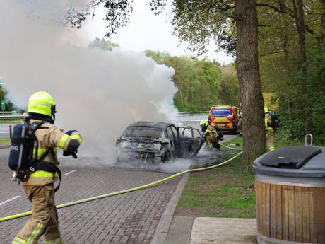 Auto vliegt in brand bij tankstation langs A28 tussen Zwolle en Amersfoort