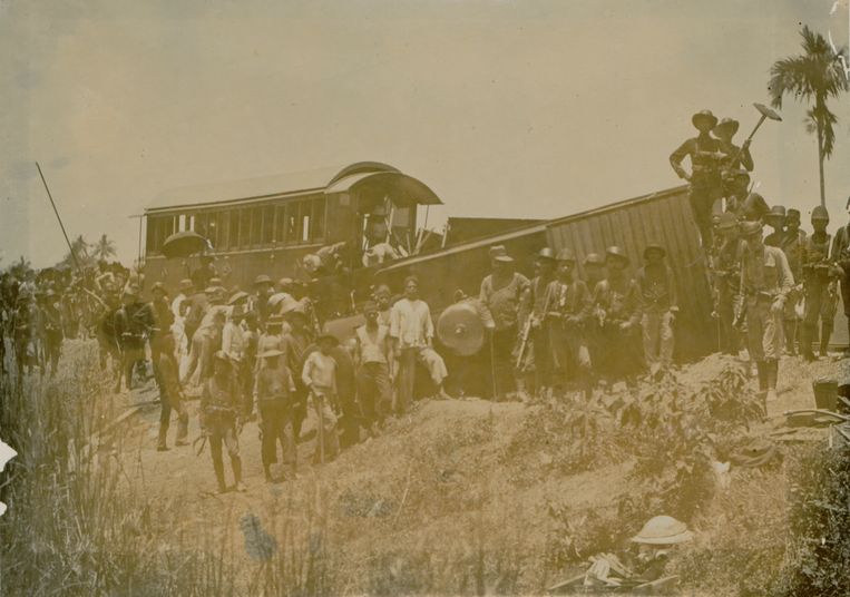 Pembangunan rel kereta api menuju Acehram di Aceh, sekitar tahun 1900. Perpustakaan Universitas Leiden