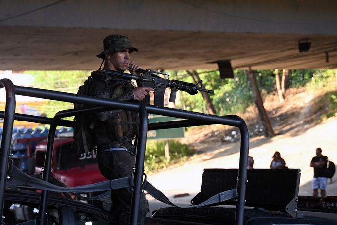 Een agent van de militaire politie tijdens de politie-inval in het Complexo do Salgueiro in São Gonçalo bij Rio de Janeiro.