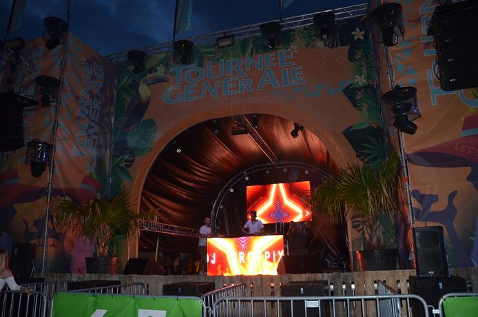 'Tournee Generale' ging van start met de Summer Party, volledig in zomerse sfeer.