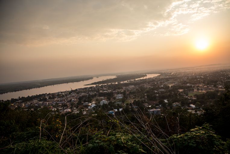 Bangui, de hoofdstad van de CAR, met de Ubangi-rivier die de grens met Congo markeert. Beeld Nicole Tung