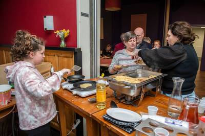 Den Hout smult op Nationale Pannenkoekendag in dorpshuis Den Brink