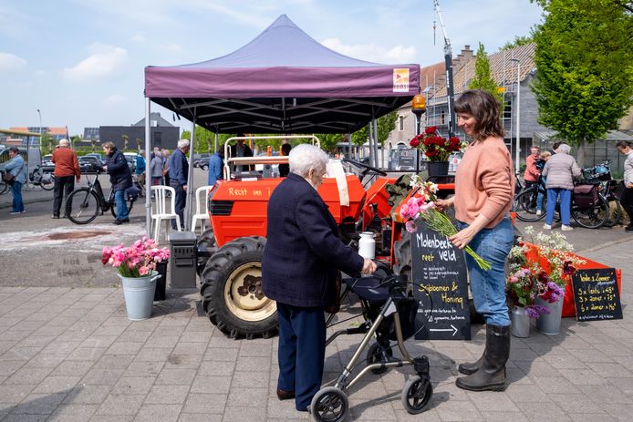 Maandelijkse streekmarkt met lokale producten op het Brooikensplein in Reet