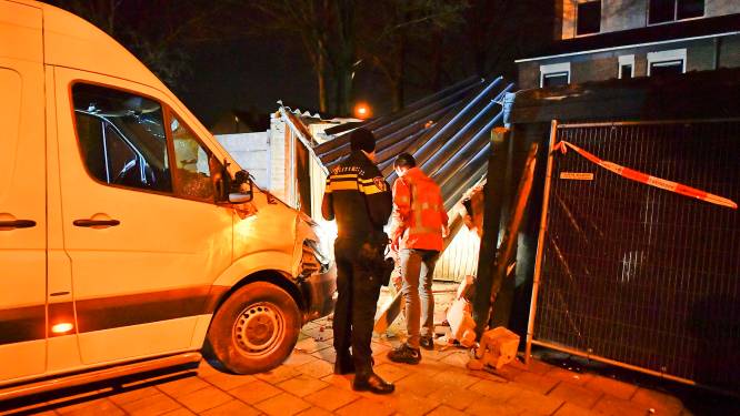 Man rijdt met bestelbus carport binnen in Veldhoven, muur afgebrokkeld en dak ingestort