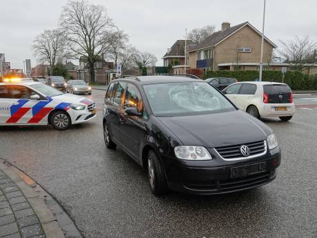 Fietskoerier belandt op voorruit van auto op kruising in Hardenberg en raakt gewond
