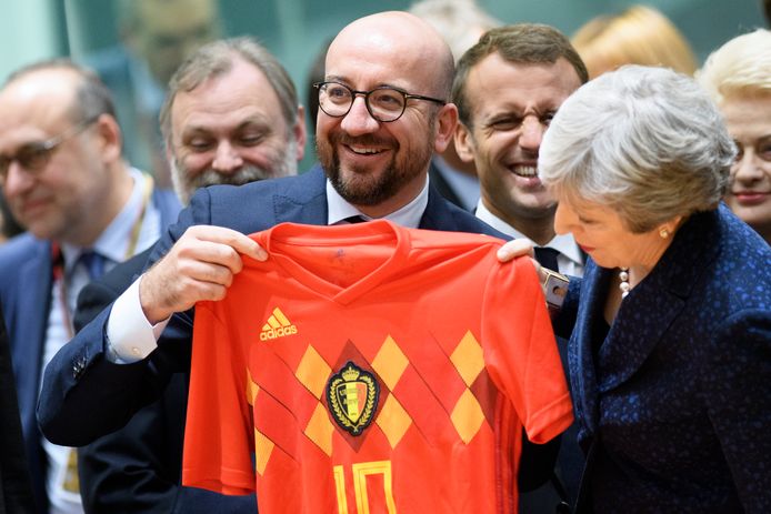 Michel met een shirt van de Rode Duivels voor zijn collega Theresa May.