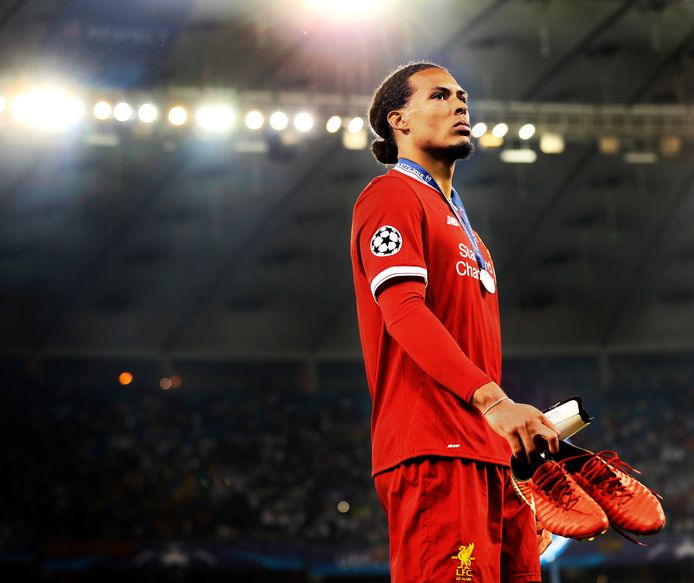 Virgil van Dijk baalt na het mislopen van het winnen van de Champions League