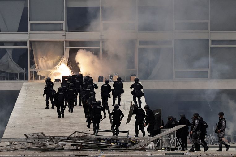De Braziliaanse politie gaat zondagmiddag Planalto binnen, het door extremisten bezetten regeringspaleis van de president in hoofdstad Brasília. Beeld Reuters