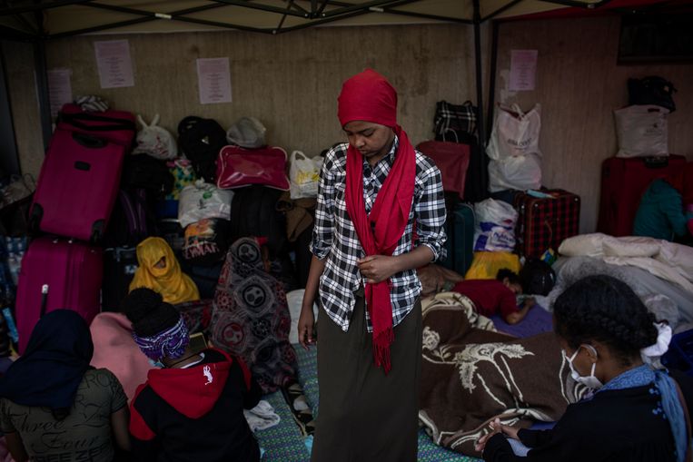 Bij het Ethiopisch consulaat wachten ontslagen dienstmeisjes op hulp. Beeld RV -