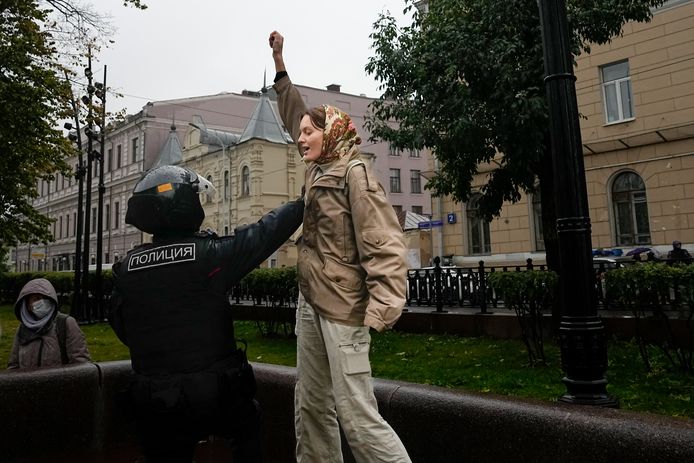 Een politieagent arresteert een demonstrant in Moskou eind september.