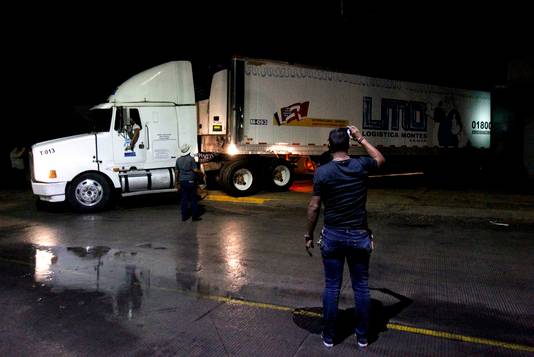 De Mexicaanse autoriteiten hebben grote moeite een parkeerplek te vinden voor de stinkende vrachtwagen.