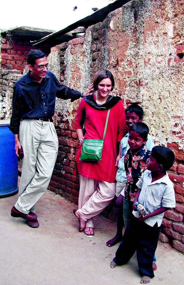 Abhijit Banerjee en Esther Duflo in een Indiase sloppenwijk. Beeld 
