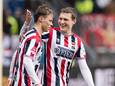 Niels van Berkel krijgt de felicitaties van Thijs Oosting na z'n assist bij de 1-0 tegen MVV.