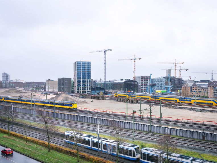 Dijksgracht is de naam van zowel de gracht als de dijk waarop al sinds 1874 een spoorlijn ligt. De voormalige Binnenhaven tussen Dijksgracht en Piet Heinkade is in 1962 gedempt waarna de spoordijk sterk werd verbreed. 
 Beeld Erik Klein Wolterink