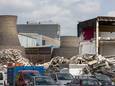 Het Dikkerscomplex wordt gesloopt, nabij de goed zichtbare koeltorens van Stork.