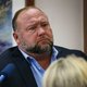 Complotdenker Alex Jones moet ruim 4 miljoen betalen aan nabestaanden Sandy Hook-schietpartij