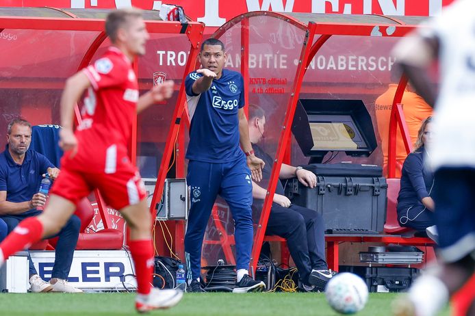 Hedwiges Maduro geeft instructies tijdens FC Twente - Ajax.  Links is Maurice Steijn maandag vertrokken.