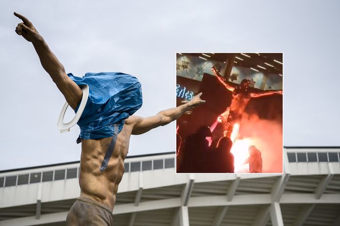 Het al bekladde standbeeld van Zlatan Ibrahimovic werd afgelopen nacht in de fik gestoken.