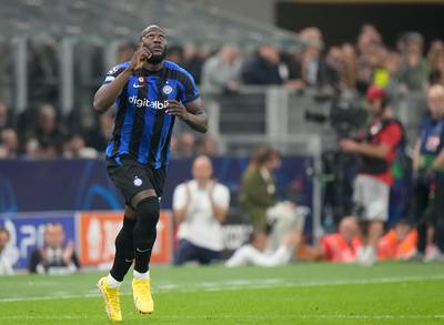Lukaku buteur pour son retour, l'Inter corrige Plzen et envoie le Barça en Europa League