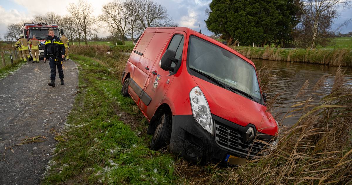 Hulpdiensten uitgerukt voor voertuig in de berm