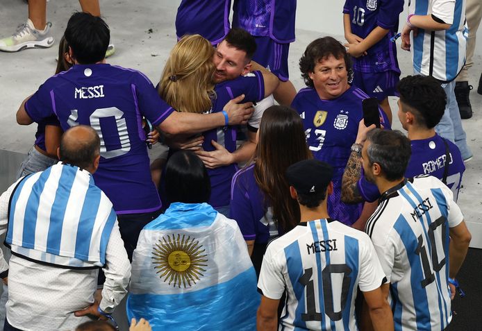 Messi knuffelt zijn mama.