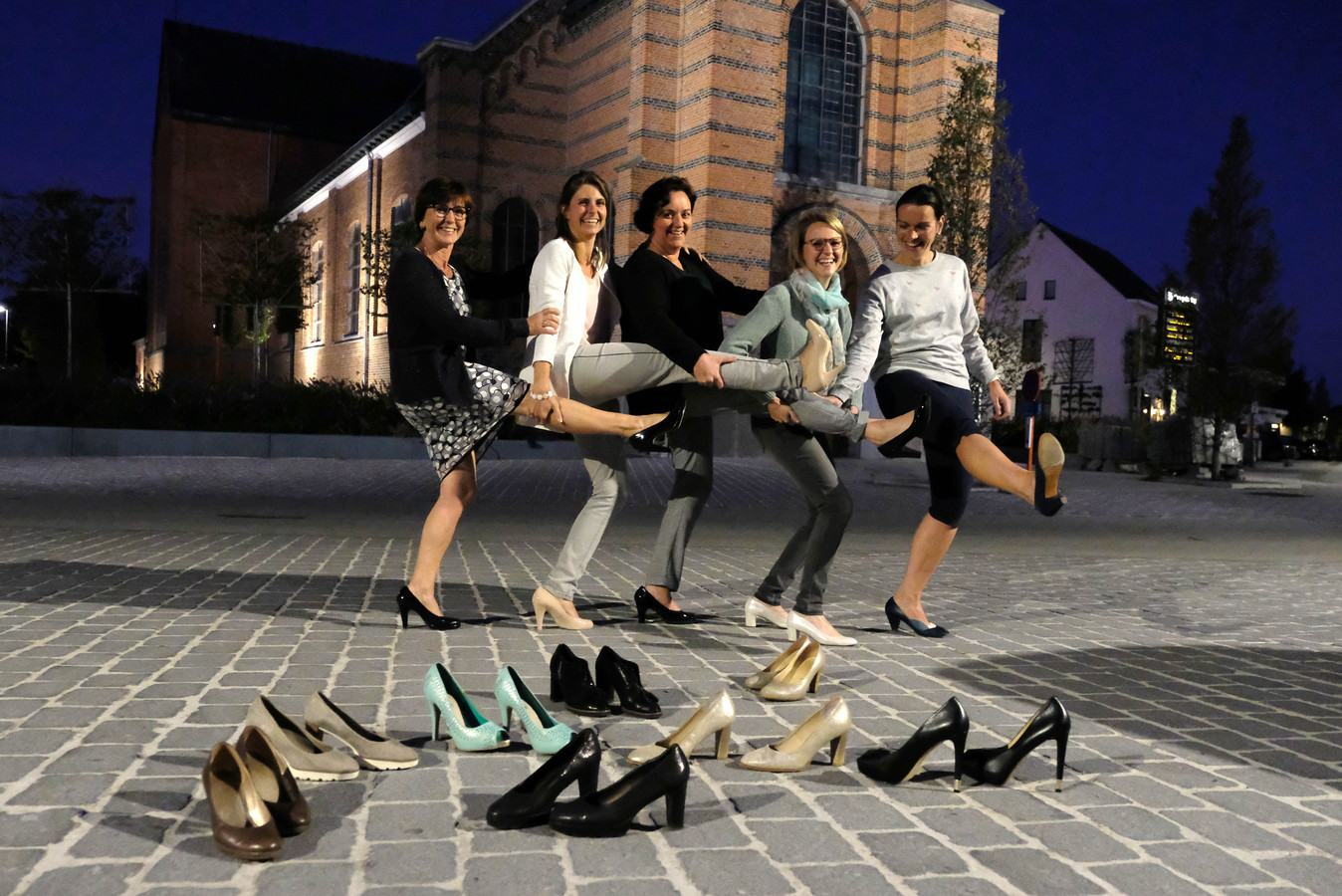 kalf Wegenbouwproces bord Vrouwen én mannen welkom, hakken onder 6 centimeter niet: eerste Hoge Hakken  Race rond kerk van Wiekevorst | Foto | hln.be