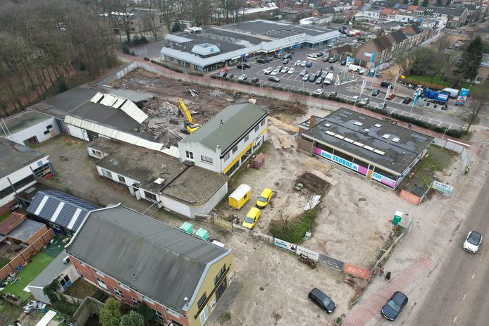 De sloopwerkzaamheden van de voormalige Opel-garage aan de Erasmuslaan in Bergen op Zoom zijn in volle gang. In april moeten de eerste heipalen voor de nieuwbouw de grond in gaan. Op de achtergrond Albert Heijn.