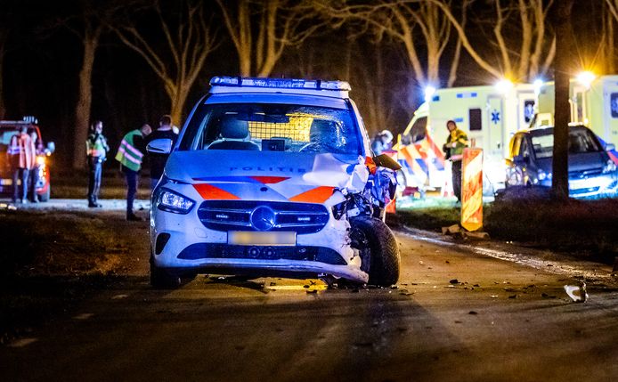 De politieauto heeft aan de voorkant veel schade na het ernstige ongeval.