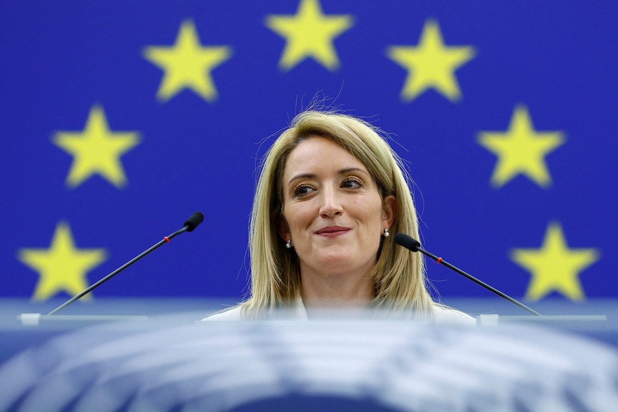 Roberta Metsola spreekt voor het eerst als voorzitter het Europees Parlement toe.  Beeld REUTERS
